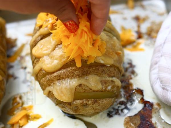 Kako speči krompir, da boste še sami presenečeni nad svojim mojstrstvom